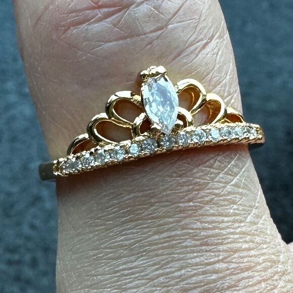 NEW Elegant Rose Gold Plated Dainty Tiara Crown Ring w/ Clear CZ Stones Size 9 - Picture 1 of 12